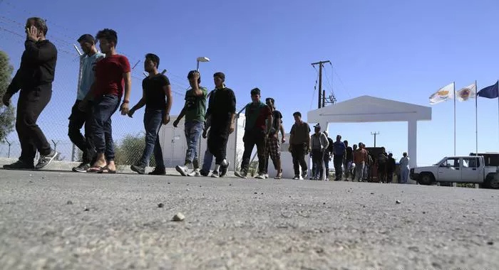 ΣΟΚΑΡΙΣΤΙΚΑ ΣΤΟΙΧΕΙΑ: 1 προς 5 η αναλογία – 35.000 μετανάστες έφυγαν από Κύπρο!
